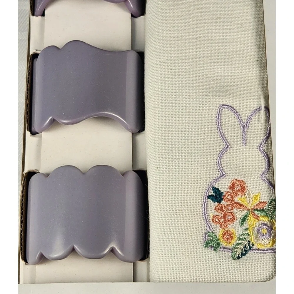 NEW Easter Bunny Napkin And Napkin Ring Set  8 Pieces Holiday Dinnerware